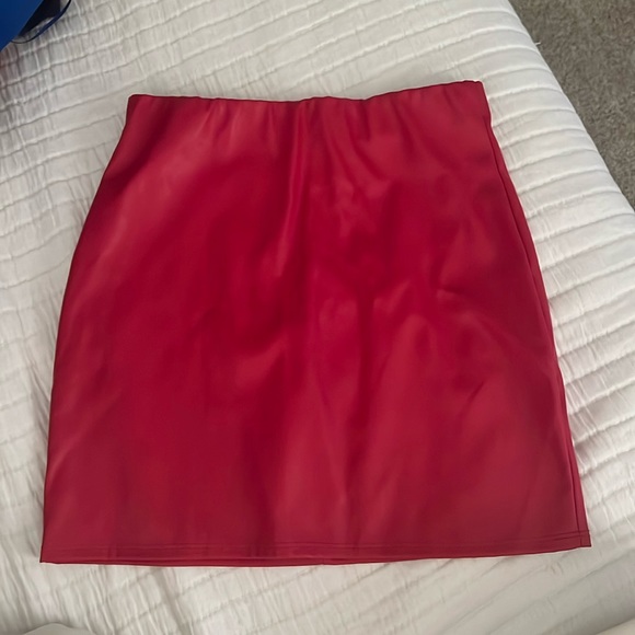 RED TIGHT LEATHER SKIRT SIZE S - Picture 1 of 4